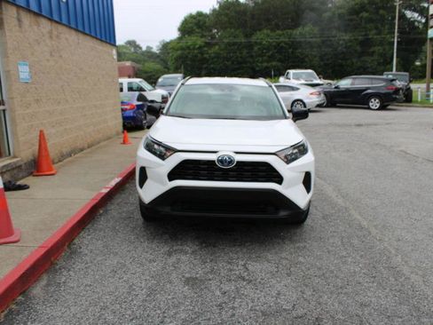 Used 2021 Toyota RAV4 LE AWD/4WD image 2