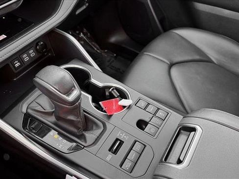 Used 2024 Toyota Highlander XLE image 17