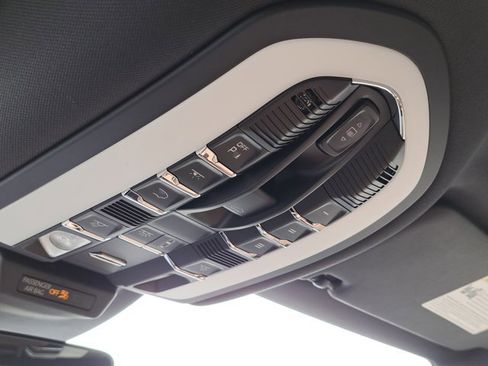 Used 2026 Porsche Macan image 35