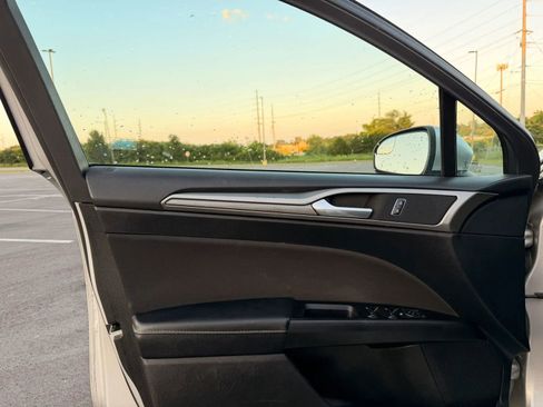 Used 2017 Ford Fusion SE FWD image 9