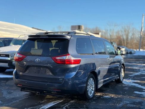 Used 2017 Toyota Sienna XLE Premium image 5