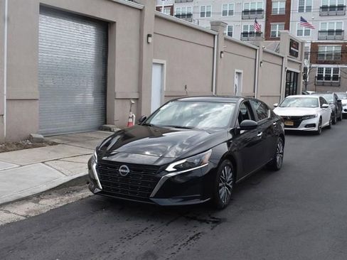 Used 2025 Nissan Altima 2.5 SV FWD image 3
