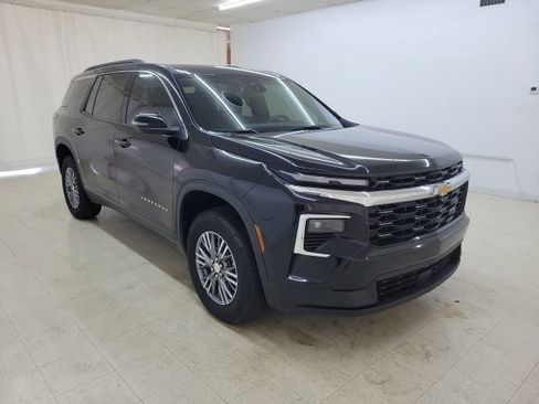 Used 2025 Chevrolet Traverse LT FWD image 3