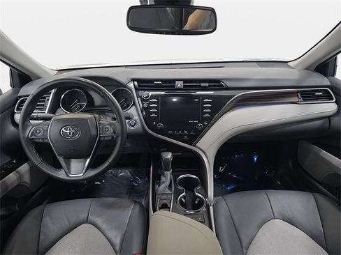 Used 2020 Toyota Camry XLE image 10