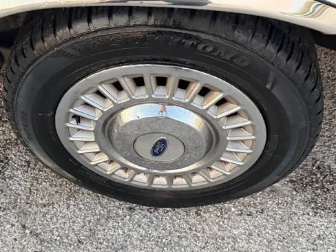 Used 2001 Ford Crown Victoria RWD image 28