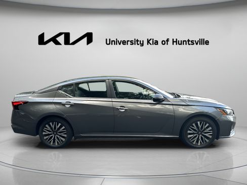 Used 2024 Nissan Altima 2.5 SV FWD image 9