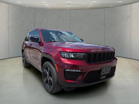 Used 2023 Jeep Grand Cherokee Limited w/ Black Appearance Package AWD/4WD image 13