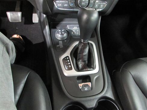 Used 2018 Jeep Cherokee Trailhawk image 74