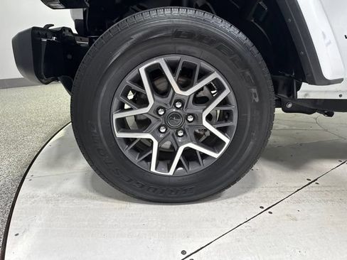 Used 2025 Jeep Wrangler Unlimited Sahara AWD/4WD image 5