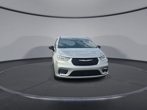 Used 2024 Chrysler Pacifica Touring-L FWD image 3