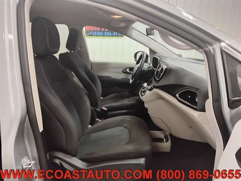 Used 2020 Chrysler Voyager L FWD image 15
