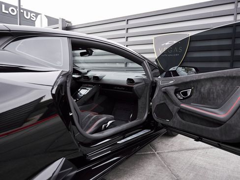 Used 2023 Lamborghini Huracan Tecnica image 32