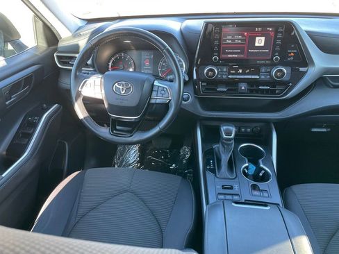 Used 2021 Toyota Highlander LE image 7