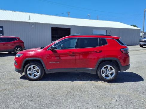 Used 2024 Jeep Compass Latitude AWD/4WD image 16