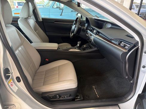 Used 2017 Lexus ES 350 w/ Luxury Package FWD image 24