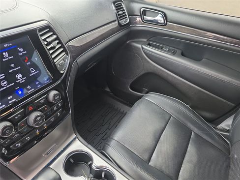 Used 2019 Jeep Grand Cherokee Overland image 25