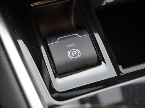 Used 2024 Subaru Outback Premium image 25