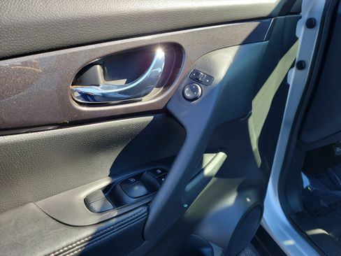 Certified 2018 Nissan Rogue SV image 18