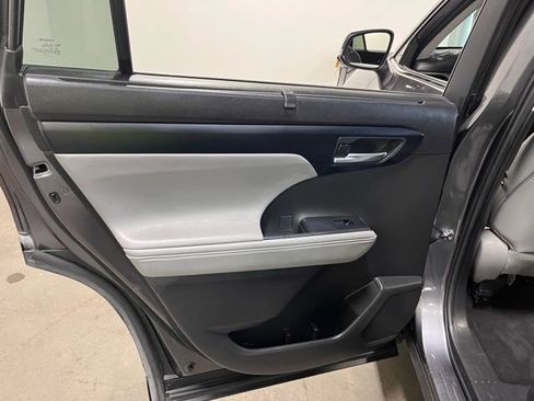 Used 2022 Toyota Highlander XLE image 18
