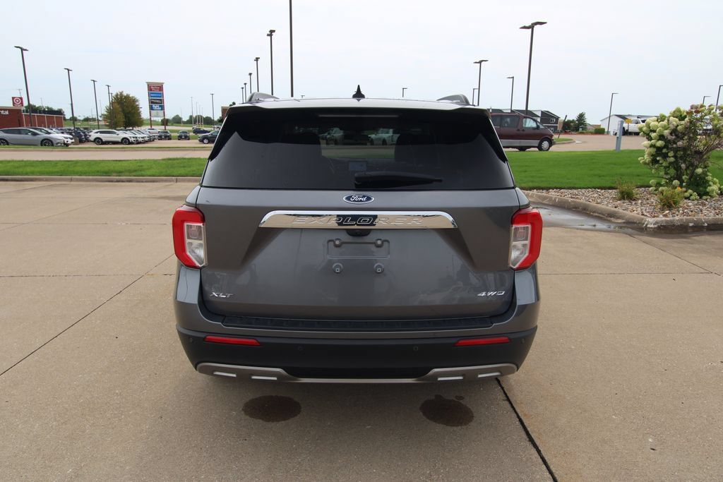 Used 2022 Ford Explorer XLT w/ Equipment Group 202A AWD/4WD image 14