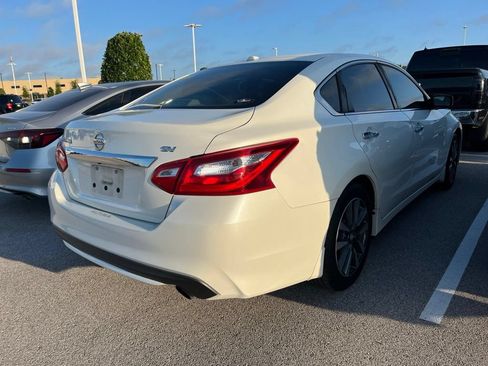 Used 2017 Nissan Altima 2.5 SV w/ Interior Lighting Package FWD image 3