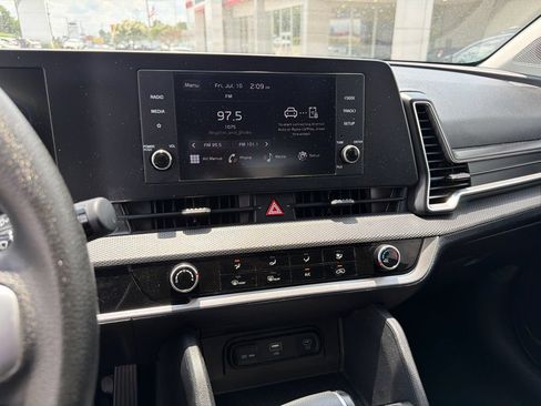 Used 2025 Kia Sportage LX FWD image 28
