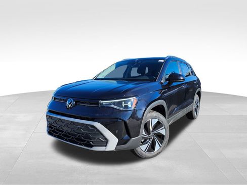 New 2026 Volkswagen Taos SE image 3