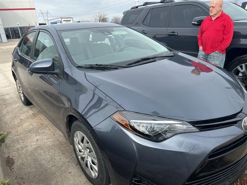 Used 2018 Toyota Corolla LE image 3