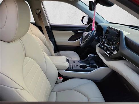 Used 2020 Toyota Highlander XLE FWD image 13