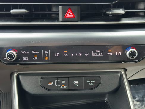 Used 2025 Kia Carnival FWD image 31