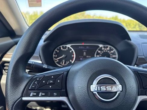 Used 2025 Nissan Altima 2.5 SV FWD image 9