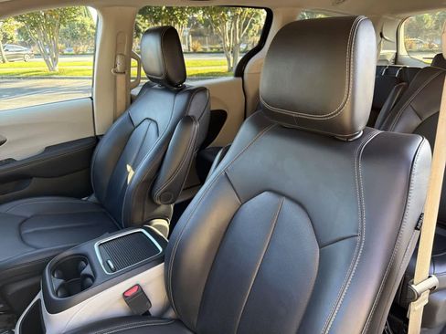 Used 2024 Chrysler Pacifica Select image 28