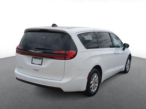 Used 2023 Chrysler Pacifica Touring-L FWD image 8