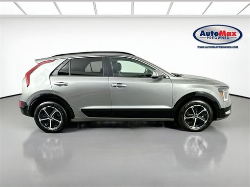 Used 2023 Kia Niro SX image 10