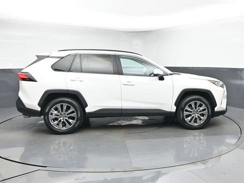 Used 2020 Toyota RAV4 XLE Premium FWD image 9