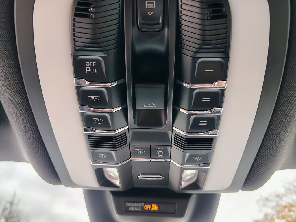 Used 2024 Porsche Macan AWD/4WD image 27