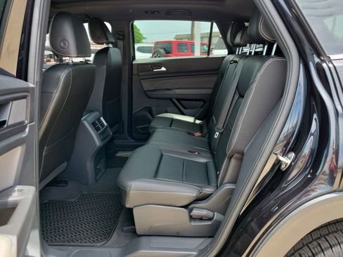 Used 2023 Volkswagen Atlas Cross Sport SE w/ Panoramic Sunroof Package FWD image 6