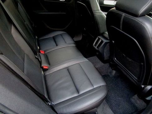 Used 2020 Volvo XC40 T5 Momentum w/ Protection Package Premier image 18