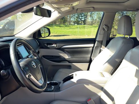 Used 2018 Toyota Highlander XLE image 12