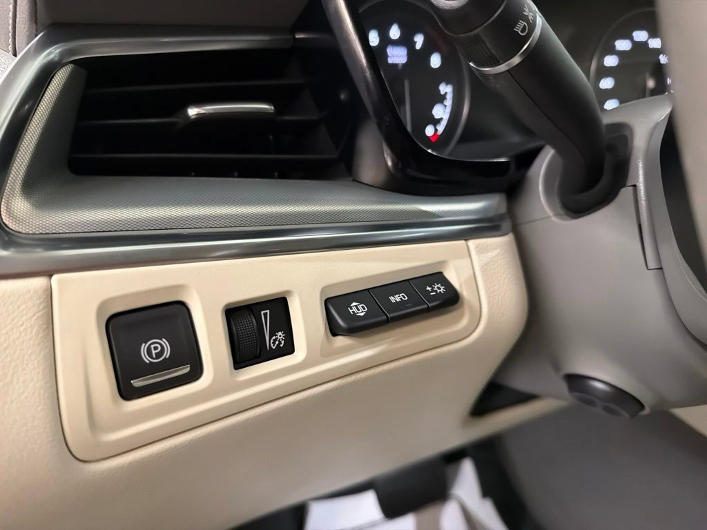 Used 2022 Cadillac XT5 Premium Luxury w/ Technology Package AWD/4WD image 19