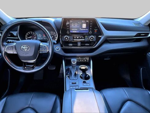 Used 2021 Toyota Highlander XLE AWD/4WD image 16