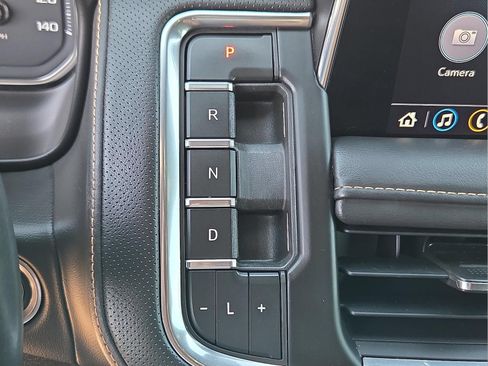 Used 2021 GMC Yukon XL AT4 w/ AT4 Premium Package AWD/4WD image 17
