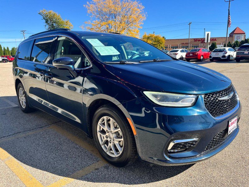Used 2022 Chrysler Pacifica Touring-L w/ Uconnect Theater Family Group FWD image 3