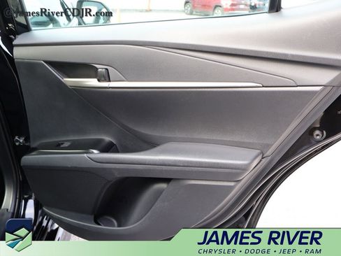 Used 2025 Toyota Camry SE image 11