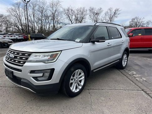 Used 2017 Ford Explorer XLT image 7
