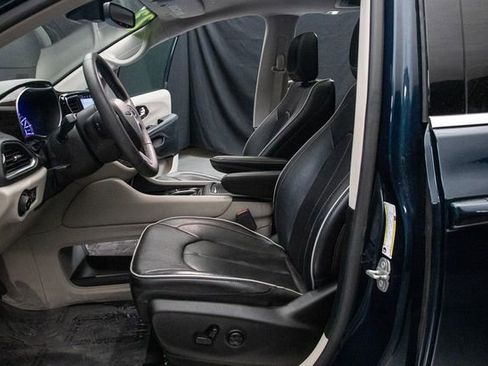 Used 2023 Chrysler Pacifica Limited FWD image 25