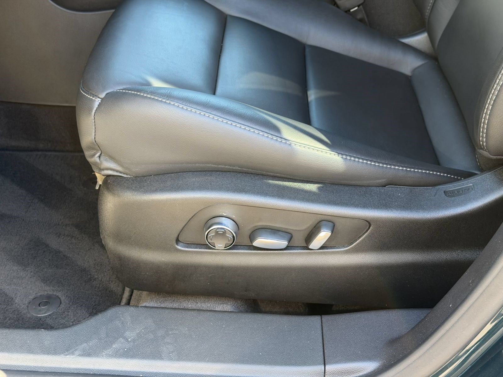 Used 2025 Cadillac XT4 Premium Luxury FWD image 15