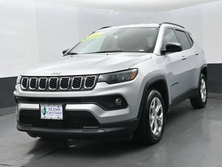 Used 2024 Jeep Compass Latitude AWD/4WD image 1