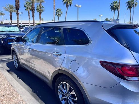 Used 2018 Hyundai Santa Fe SE image 2