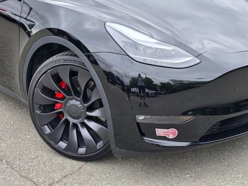 Used 2023 Tesla Model Y Performance AWD/4WD image 9